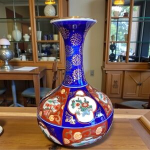 Gold Imari ceramic vase, Imari revival, circa 1980, hand painted, no flaws